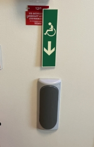 fotografi som visar utrymningsskylt för rullstolsburna